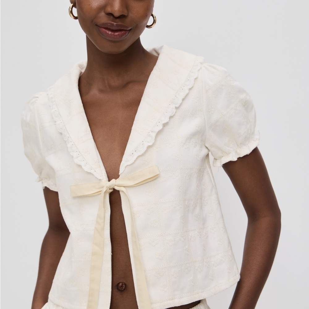 Elegant Cream Tie-Front Blouse - Picture 6 of 9